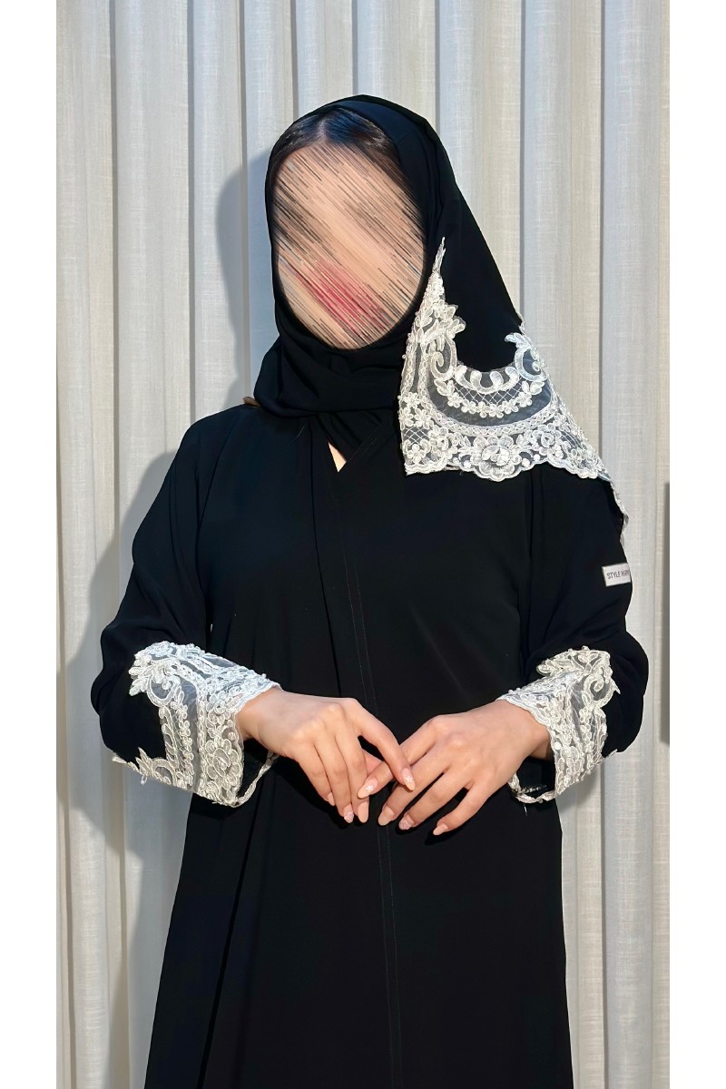 تفاصيل تطريز أبيض على الأكمام