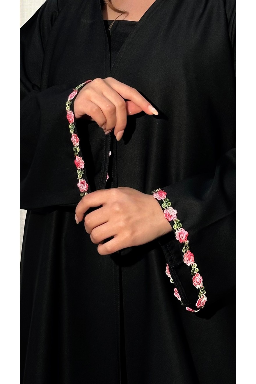 تفاصيل الأكمام والتطريز الوردي