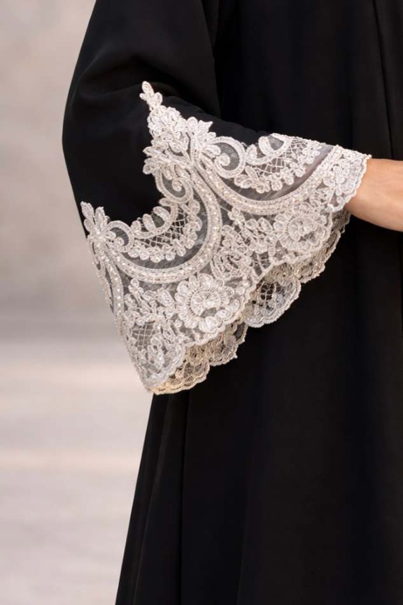 عباية لينا كريب سوداء بتطريز أبيض